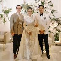 Pernikahan penyanyi ‘Kasmaran’ dengan aktris ‘Pabrik Gula’ tersebut berlangsung pada Sabtu (7/2/2026) yang dimulai dengan akad nikah dan dilanjutkan respesi. Foto: Instagram @jonathanwongso