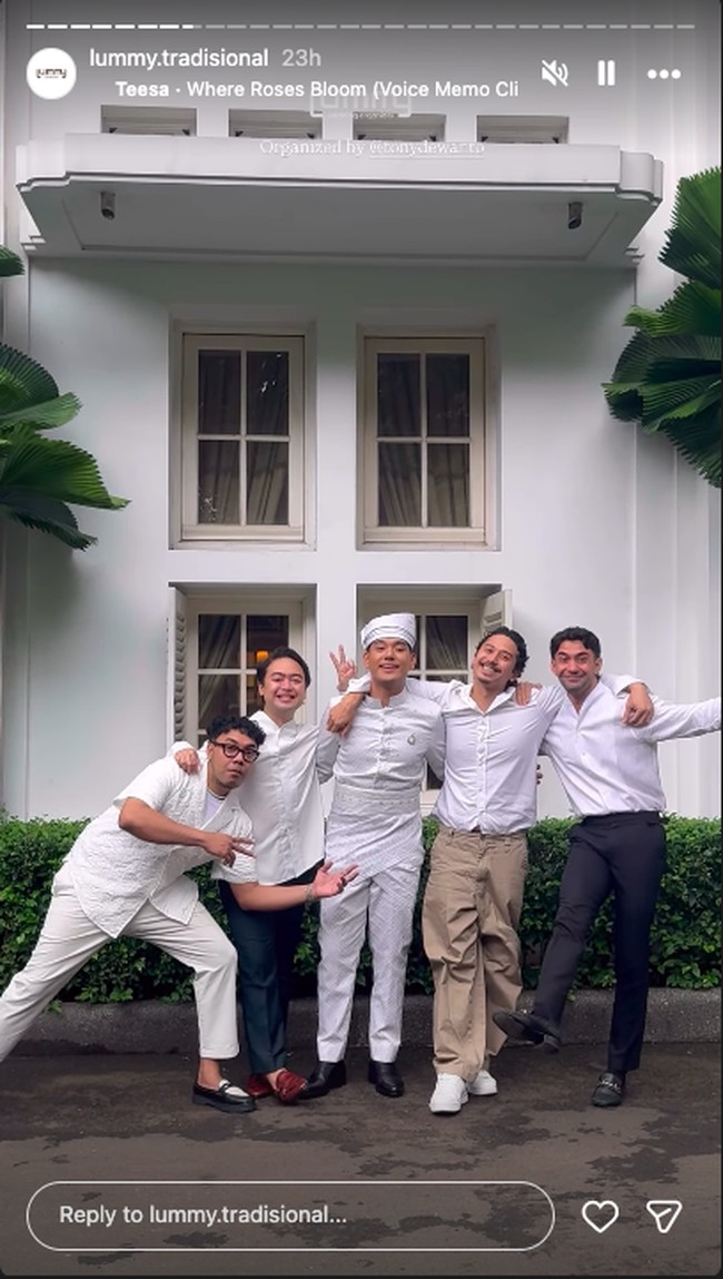 Pernikahan mereka dihadiri beberapa teman terdekat dari kalangan selebriti, termasuk Reza Rahadian yang sempat mewakili keluarga Jaz saat menyampaikan keinginannya mempersunting Wavi. Foto: Instagram