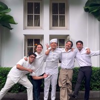 Pernikahan mereka dihadiri beberapa teman terdekat dari kalangan selebriti, termasuk Reza Rahadian yang sempat mewakili keluarga Jaz saat menyampaikan keinginannya mempersunting Wavi. Foto: Instagram