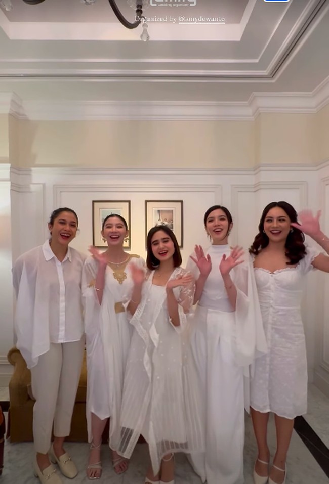 Pernikahan Wazi juga dihadiri Tissa Biani dan Aghniny Haque yang menjadi bridesmaid. Foto: Instagram