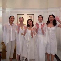 Pernikahan Wazi juga dihadiri Tissa Biani dan Aghniny Haque yang menjadi bridesmaid. Foto: Instagram