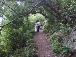 Wisatawan menyusuri jalan dari Pantai Nunggalan menuju tempat parkir motor. Pelancong perlu mendaki sekitar 20 menit dari pantai menuju parkiran motor.