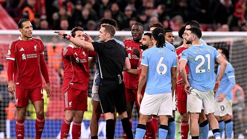LIVERPOOL, ENGLAND - FEBRUARY 08: (THE SUN OUT, THE SUN ON SUNDAY OUT) Referee, Craig Pawson talks to players during the Premier League match between Liverpool and Manchester City at Anfield on February 08, 2026 in Liverpool, England. (Photo by Liverpool FC/Liverpool FC via Getty Images)