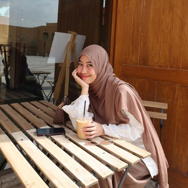 Adiba Khanza Hobi Nongkrong di Kafe Cantik, Ini Potretnya!