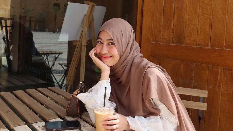 Adiba Khanza Hobi Nongkrong di Kafe Cantik, Ini Potretnya!