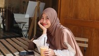 Adiba Khanza Hobi Nongkrong di Kafe Cantik, Ini Potretnya!
