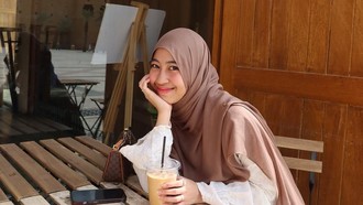 Adiba Khanza Hobi Nongkrong di Kafe Cantik, Ini Potretnya!