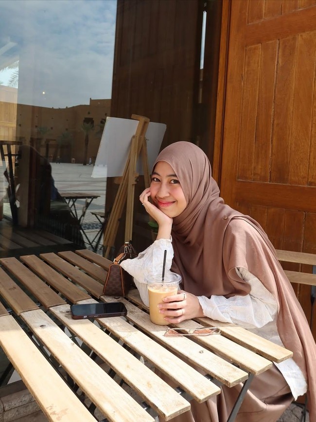 Adiba Khanza Hobi Nongkrong di Kafe Cantik, Ini Potretnya!
