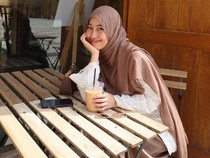 Adiba Khanza Hobi Nongkrong di Kafe Cantik, Ini Potretnya!