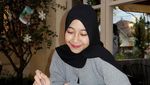 Adiba Khanza Hobi Nongkrong di Kafe Cantik, Ini Potretnya!