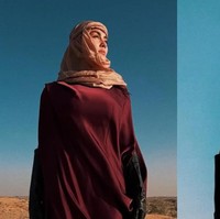 Penampilan Agnez Mo dengan abaya dan penutup kepala untuk promosi pariwisata Dubai. “When in Dubai with @visit.dubai @dubaidet,” tulisnya di caption foto Instagram. Foto: Instagram/@agnezmo