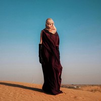 Pelantun lagu ‘Coke Bottle’ ini melengkapi gaya modest-nya dengan syal yang dipakai menutupi kepala. Foto: Instagram/@agnezmo