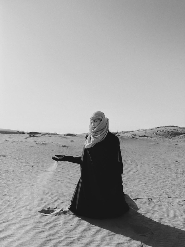 Dalam salah satu foto, syal tersebut juga menutupi sebagian wajahnya. Foto: Instagram/@agnezmo