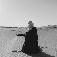 Dalam salah satu foto, syal tersebut juga menutupi sebagian wajahnya. Foto: Instagram/@agnezmo