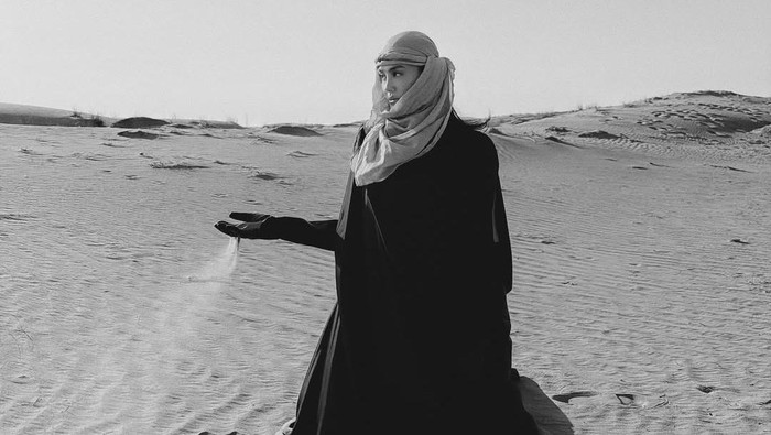 Agnez Mo Pakai Abaya di Dubai.