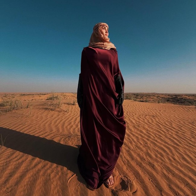 5 Gaya Modest Agnez Mo Pakai Abaya dan Penutup Kepala di Dubai