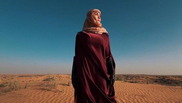 5 Gaya Modest Agnez Mo Pakai Abaya dan Penutup Kepala di Dubai