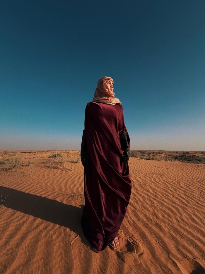 Agnez Mo Pakai Abaya di Dubai.