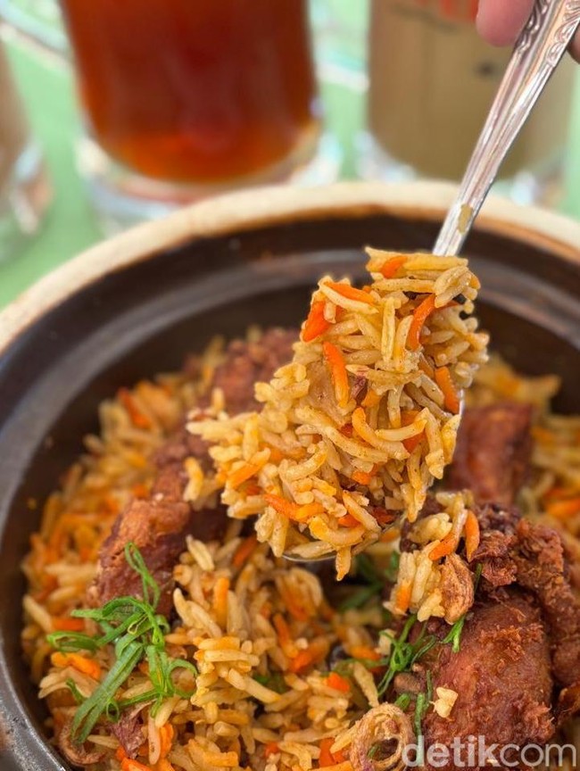 Buka di Jakarta, Kopitiam Ini Tawarkan Menu Claypot Nasi Kebuli Aromatik!