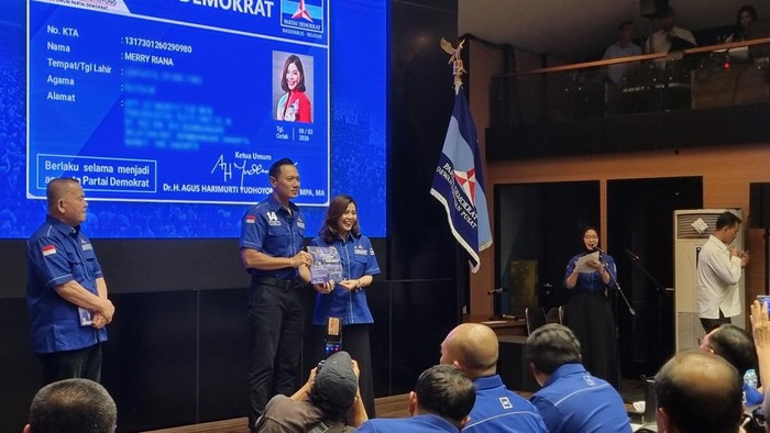 AHY Serahkan KTA Demokrat ke 48 Kader Baru, Termasuk Merry Riana