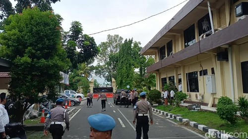 AKP Malaungi dijaga ketat anggota Provos Polda NTB seusai menjalani sidang kode etik, Senin (9/2/2026).