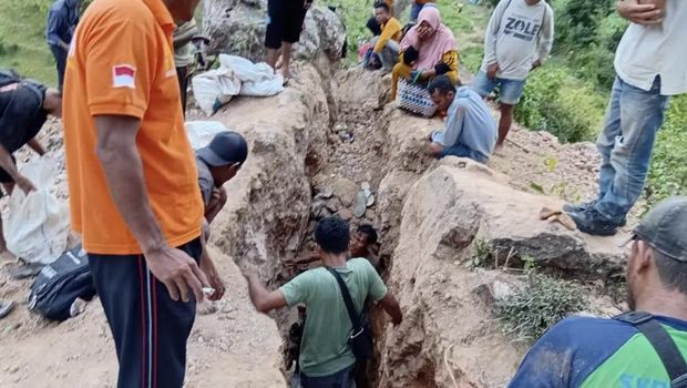Aktivitas warga menggali parit untuk mencari material tanah dan batu yang mengandung emas di Desa Tonda, Kecamatan Madapangga, Kabupaten Bima, NTB, pada Senin, (9/2/2026).