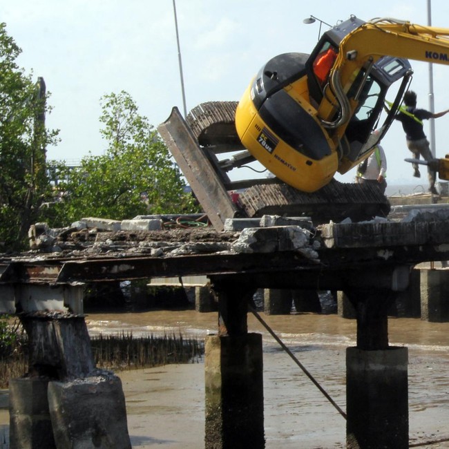 Alat Berat Jatuh Saat Beroperasi di Dermaga Dumai