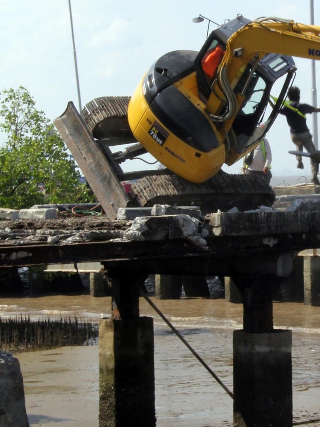Alat Berat Jatuh Saat Beroperasi di Dermaga Dumai
