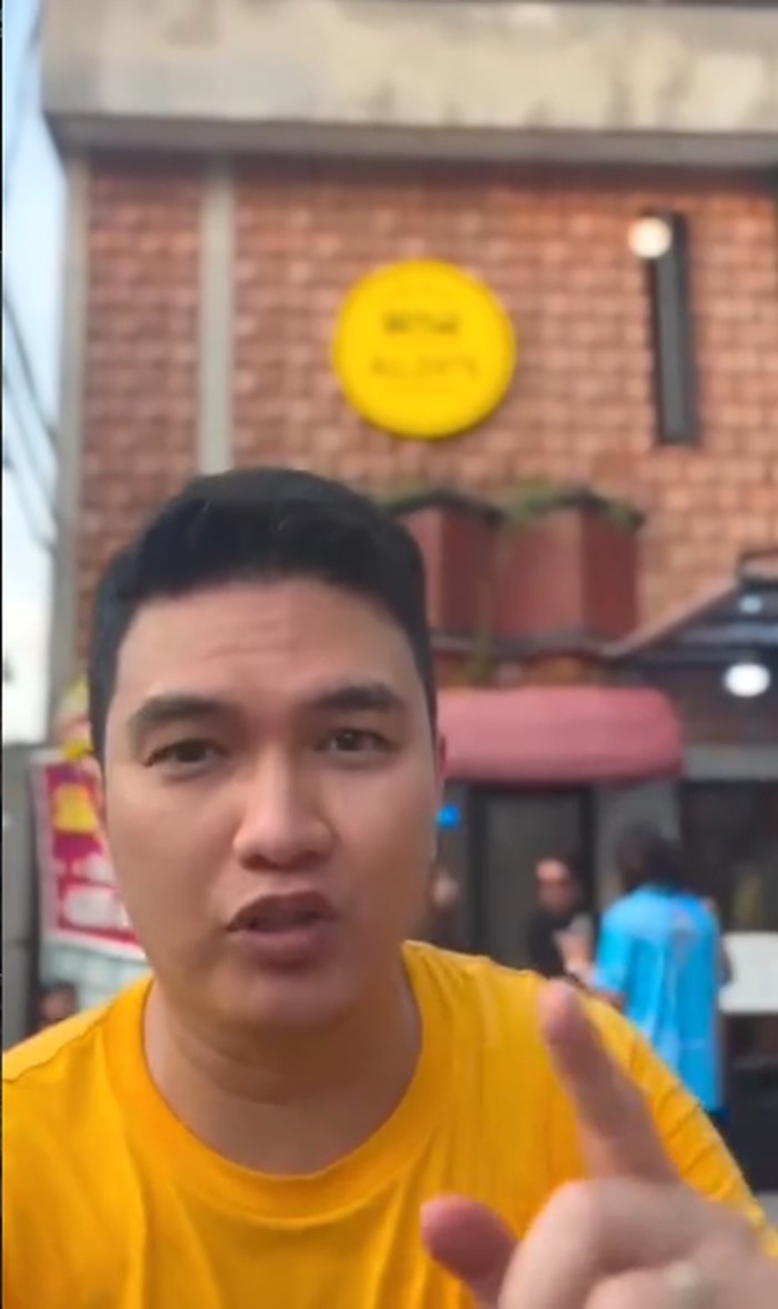 Aldi Taher Kini Jualan Burger Jumbo, Langsung Viral dan Cuan!