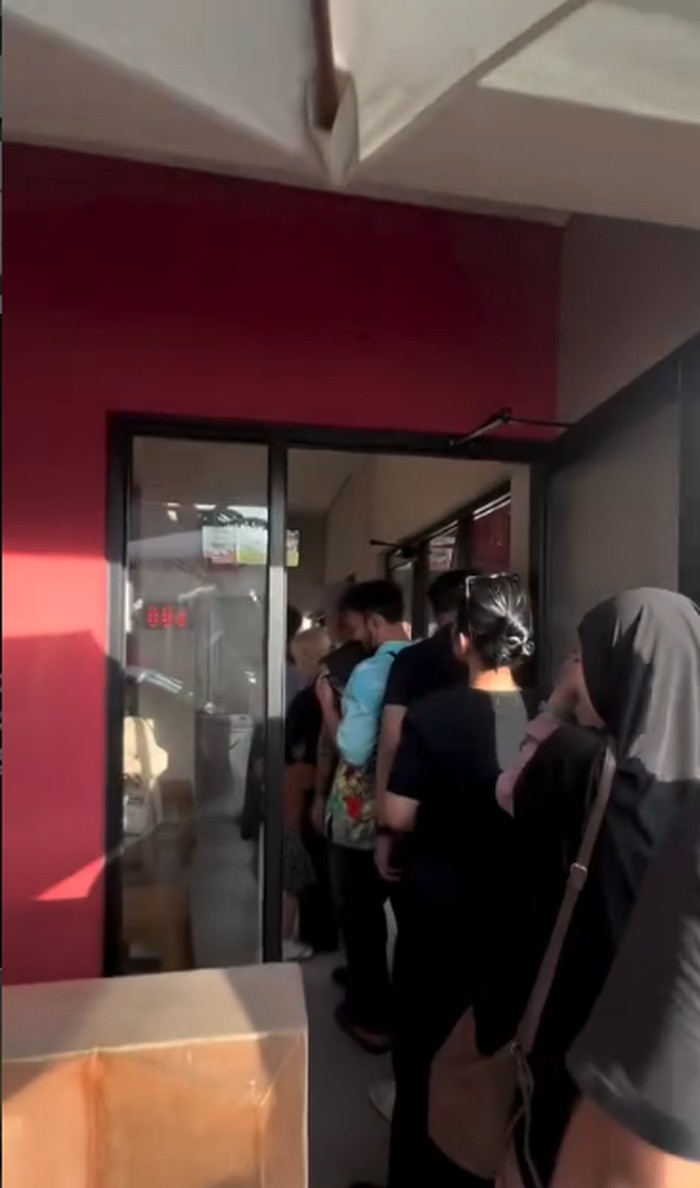 Aldi Taher Kini Jualan Burger Jumbo, Langsung Viral dan Cuan!