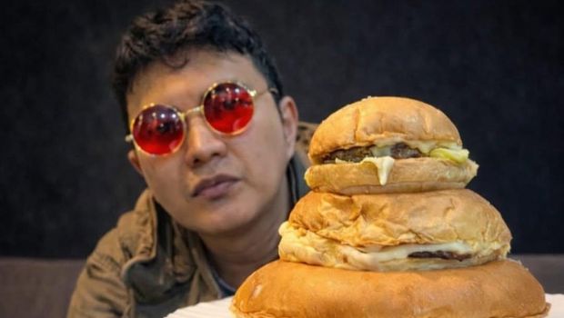 Aldi Taher Kini Jualan Burger Jumbo, Langsung Viral dan Cuan!