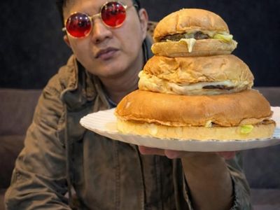 Aldi Taher Kini Jualan Burger Jumbo, Langsung Viral dan Cuan!