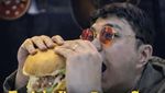 Aldi Taher Kini Jualan Burger Jumbo, Langsung Viral dan Cuan!