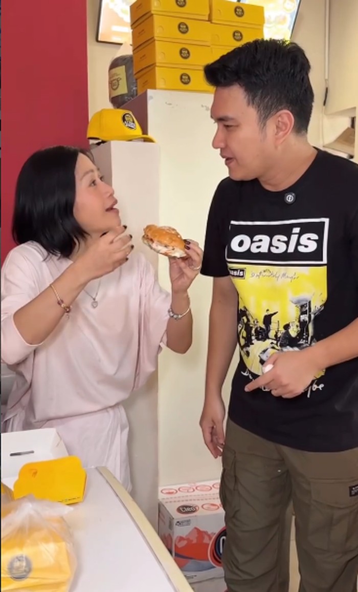 Aldi Taher Kini Jualan Burger Jumbo, Langsung Viral dan Cuan!