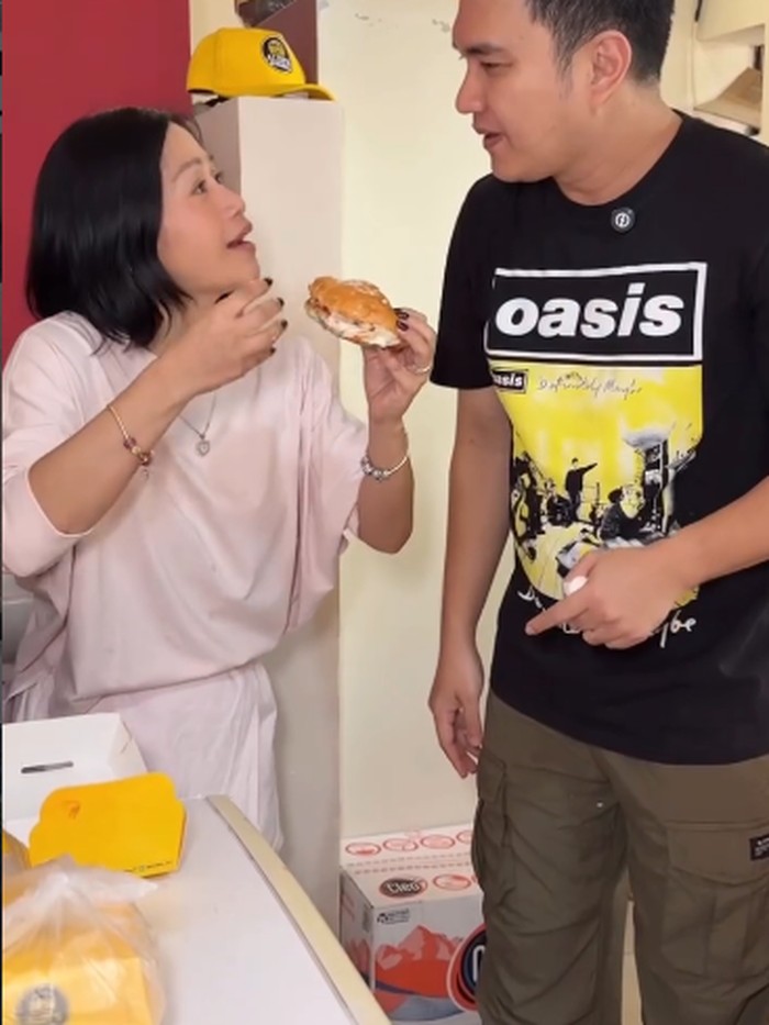 Aldi Taher Kini Jualan Burger Jumbo, Langsung Viral dan Cuan!