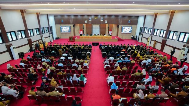 Gubernur Sulawesi Selatan (Sulsel) Andi Sudirman Sulaiman saat memimpin Rapat Koordinasi (Rakor) Tindak Lanjut Hasil Rapat Koordinasi Nasional (Rakornas) Presiden di Ruang Pola Kantor Gubernur Sulsel, Senin (9/2/2026).