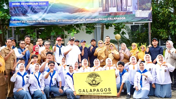 Andre Rosiade Letakkan Batu Pertama Sekretariat Galapagos SMAN 1 Padang