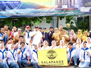Andre Rosiade Letakkan Batu Pertama Sekretariat Galapagos SMAN 1 Padang