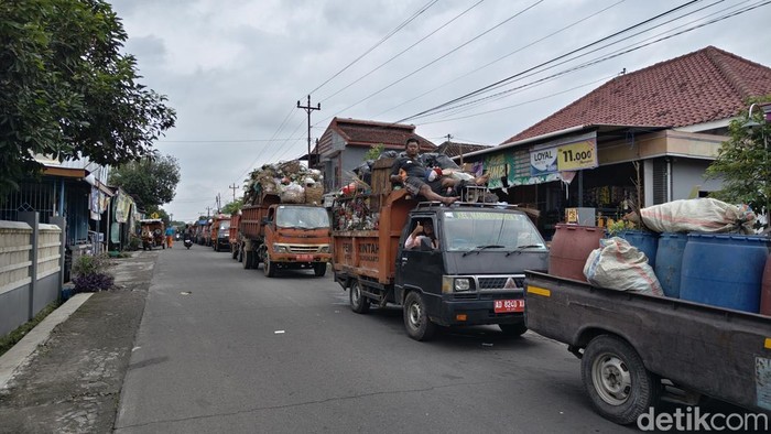Antrean mobil pengangkut sampah masuk ke Putri Cempo, Senin (9/2/2026)