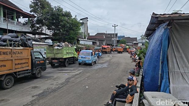 Antrean mobil sampah Antrean mobil pengangkut sampah masuk ke Putri Cempo, Senin (9/2/2026)
