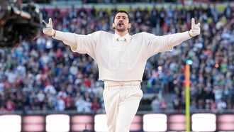 Viral Pasangan Menikah saat Bad Bunny Tampil di Halftime Show Super Bowl