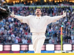Viral Pasangan Menikah saat Bad Bunny Tampil di Halftime Show Super Bowl