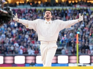 Viral Pasangan Menikah saat Bad Bunny Tampil di Halftime Show Super Bowl