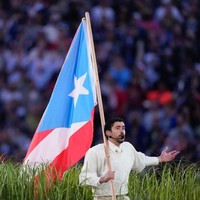 Kejutan sesungguhnya adalah keputusan rapper asal Puerto Rico itu untuk memilih busana dari retailer fast fashion Zara, alih-alih rumah mode mewah yang biasa menemani gayanya. Pilihan tersebut kontras dari gaya high-fashion yang menemaninya di Grammy Awards 2026 pekan lalu. Ia mengenakan setelan couture Schiaparelli, kreasi menswear perdana rumah mode Prancis tersebut. (Foto: AP Photo/Mark J. Terrill)