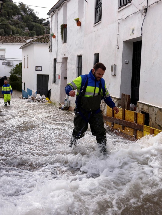 Badai Marta Picu Banjir di Ubrique Spanyol