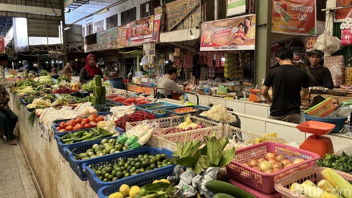 Bahan pokok di Pasar Lemabang, Palembang, Sumatera Selatan