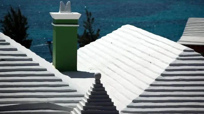 Bentuk atap rumah di Pulau Bermuda sangat unik. Terbuat dari batu kapur, berwarna putih, dan dibuat beranak tangga.