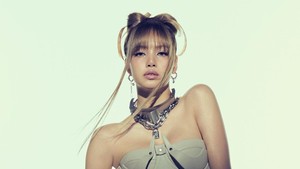 Lisa tampil dengan busana leather two-pieces lengkap dengan aksesori metal. (Foto: dok. YG Entertainment)
