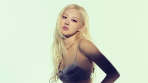 Rosé mengenakan bra abu-abu dengan bawahan leather megar. (Foto: dok. YG Entertainment)