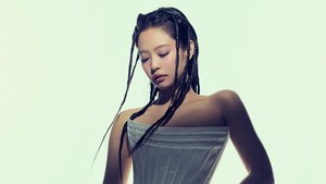 Jennie mengenakan dress kemben kaku di bagian atas, flowing di bagian bawah. (Foto: dok. YG Entertainment)